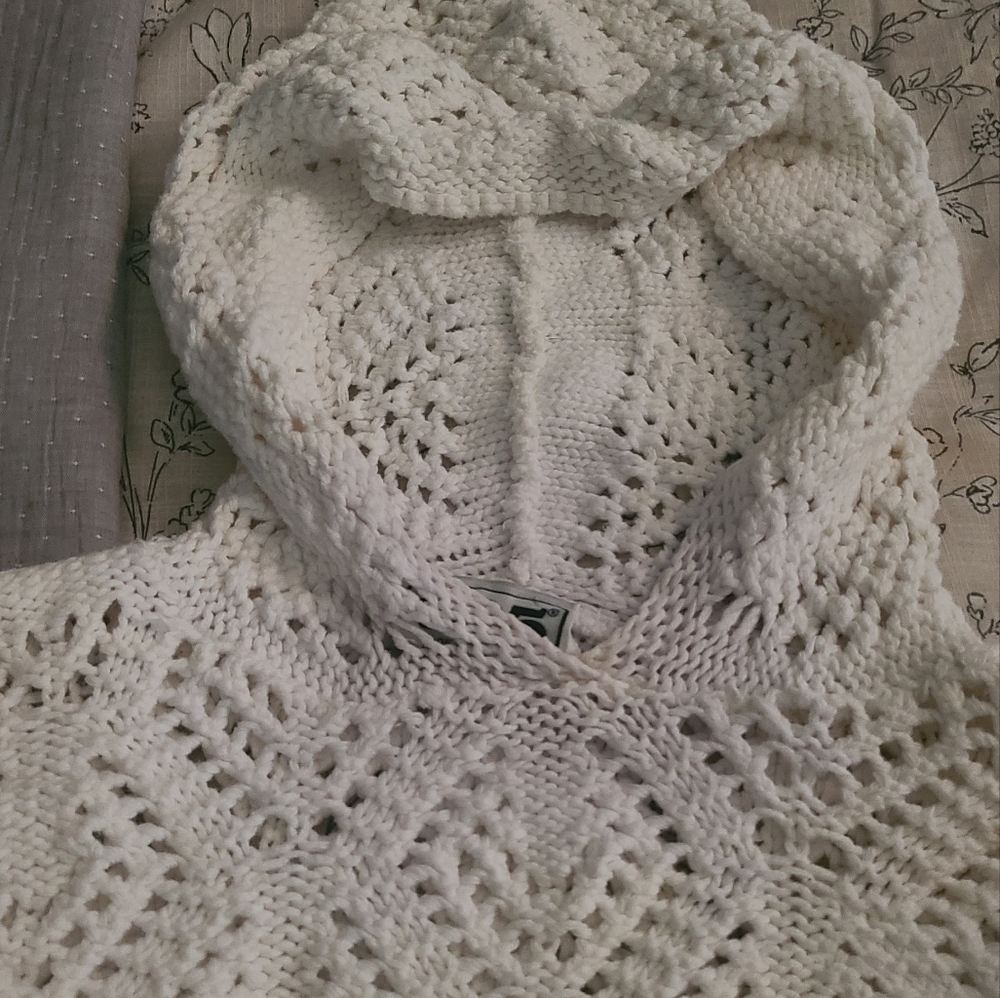 Beautiful 525 sweater w hood. Hp🔥🔥🔥 - Picture 8 of 10